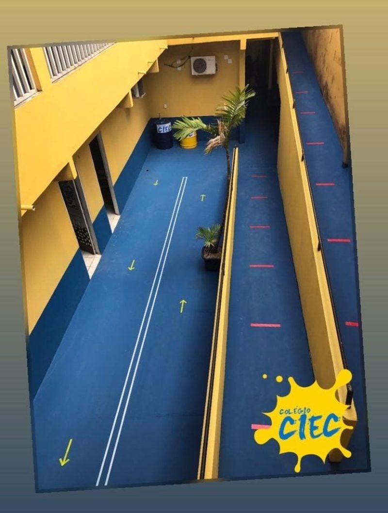 Corredor da escola com piso azul