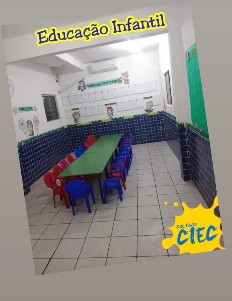 Sala da Educação Infantil com mesas coloridas